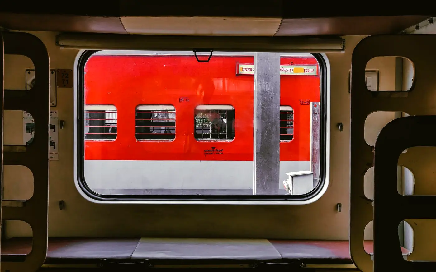 Bir tren istasyonunda bekleyiş.