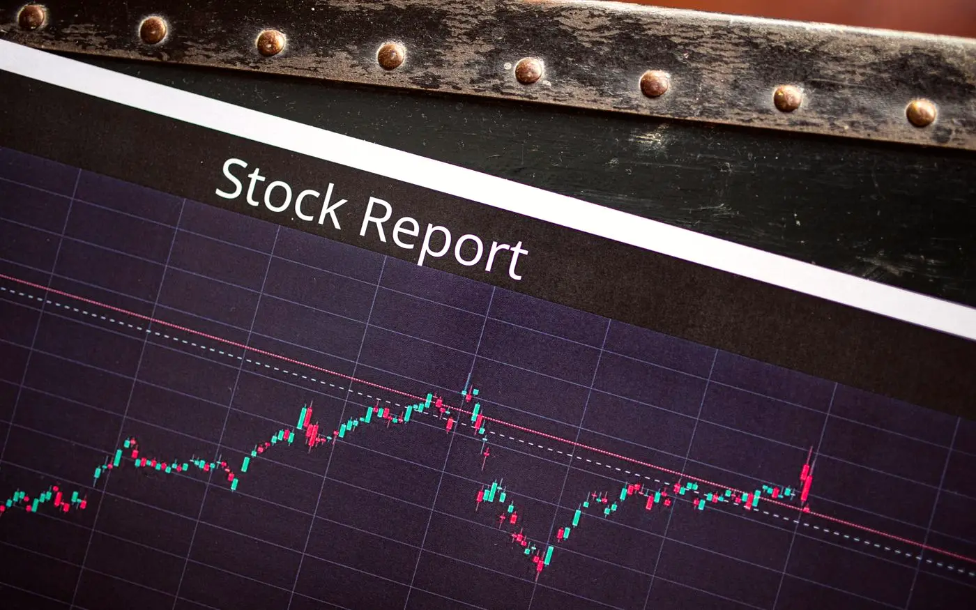 Market rafında fiyat etiketleri.