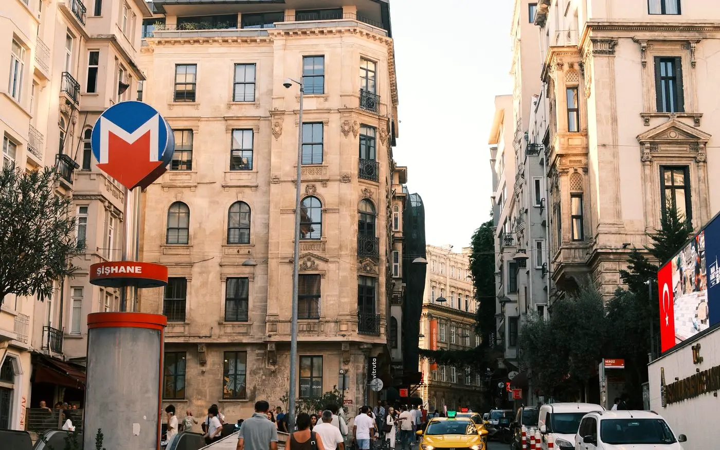 Bir aktarma istasyonunda kalabalık.
