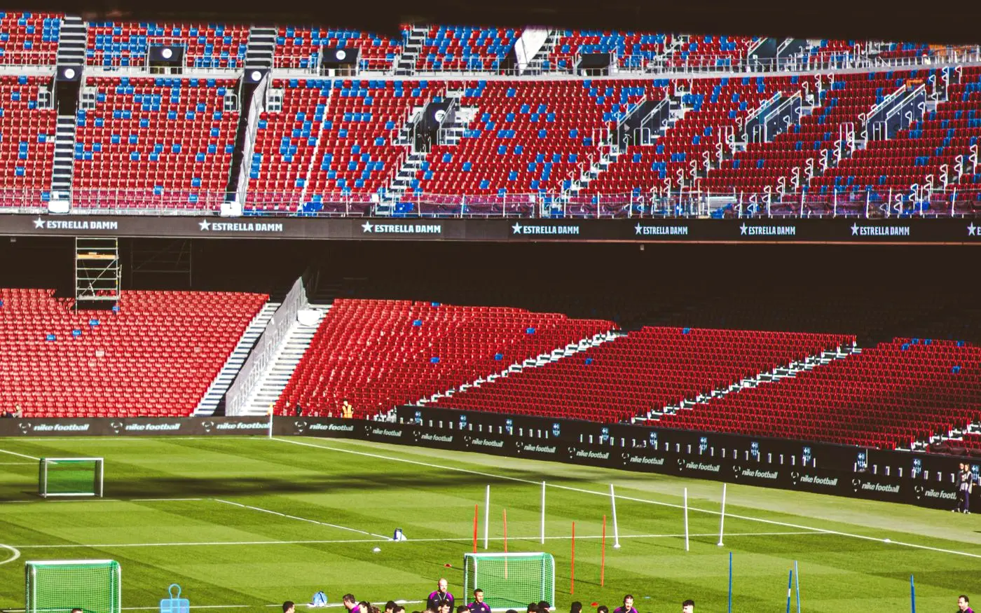 Boş bir stadyumun tribünleri.
